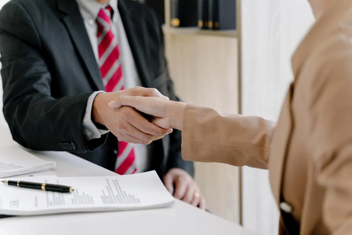 Firma de un acuerdo comercial entre dos empresas