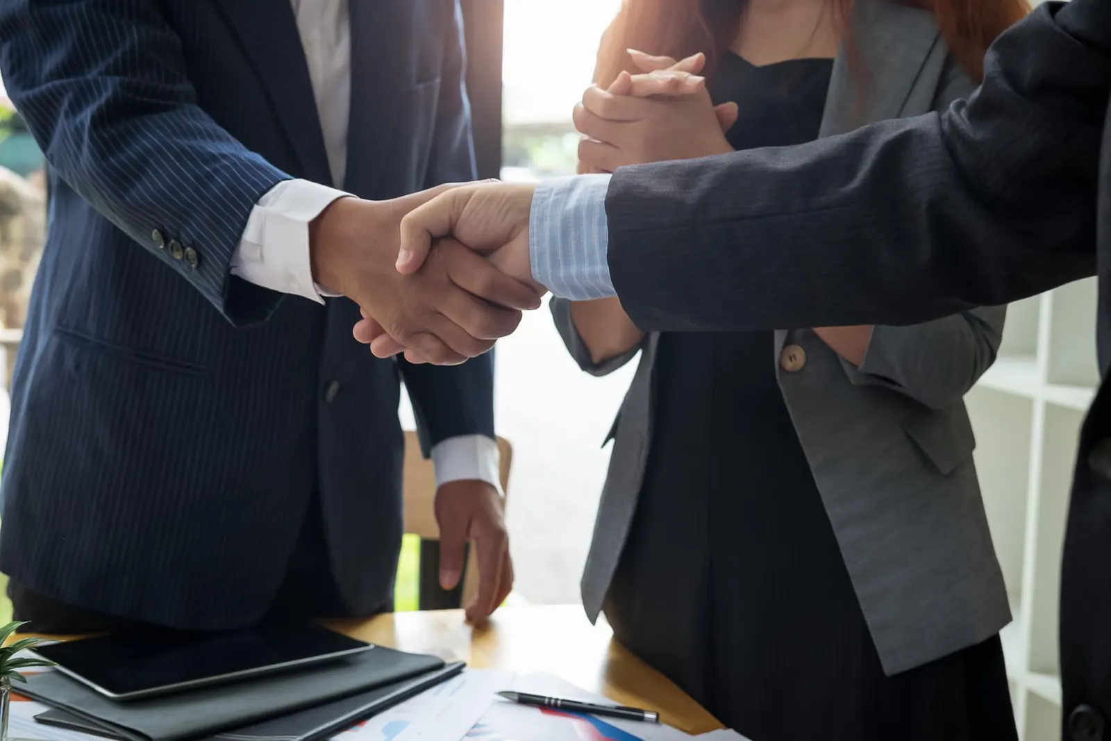 Comercial de Elite Work cerrando un acuerdo con un cliente